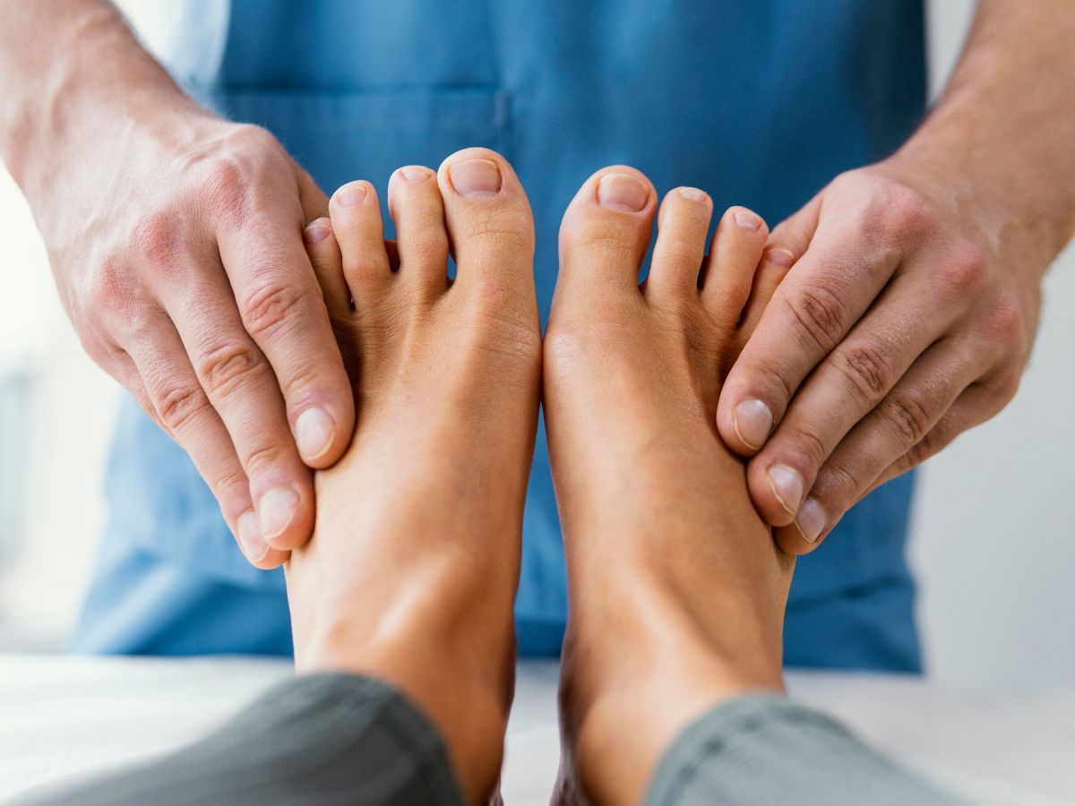 Estate e alluce valgo: come camminare senza dolore con scarpe aperte