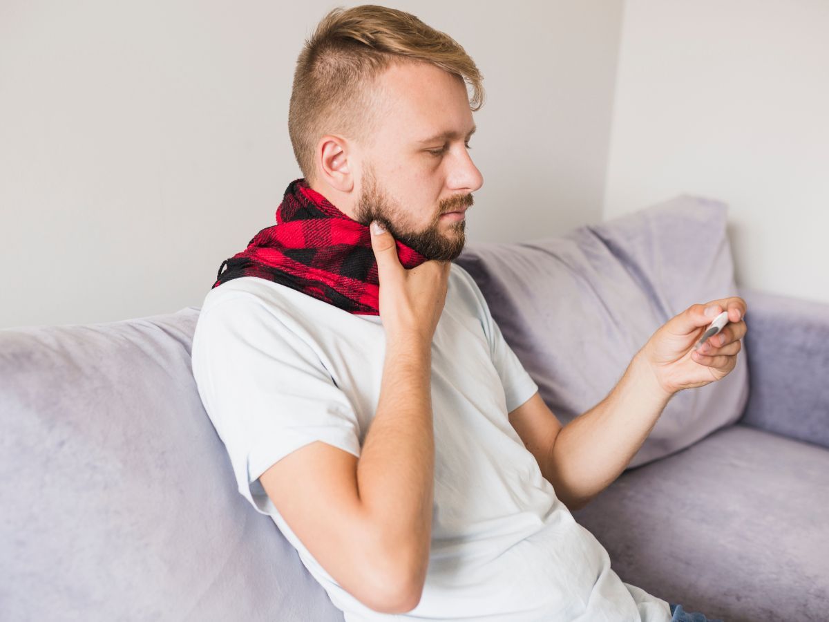 Mal di gola in autunno: come distinguere cause virali e batteriche (e rimedi utili)